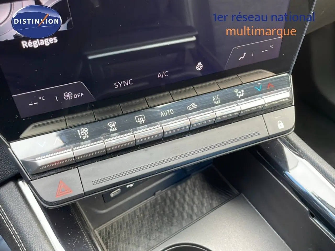 Détail de la console centrale avec commandes climatisation et écran tactile du Renault Espace VI hybride 2024.