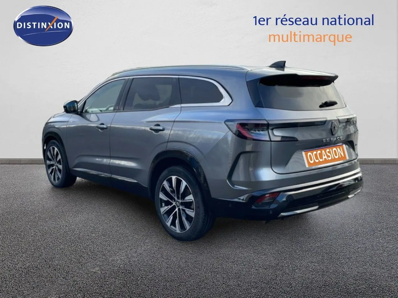 Renault Espace 2024 gris schiste métal, vue 3/4 arrière côté gauche, avec jantes alliage et feux LED distinctifs.