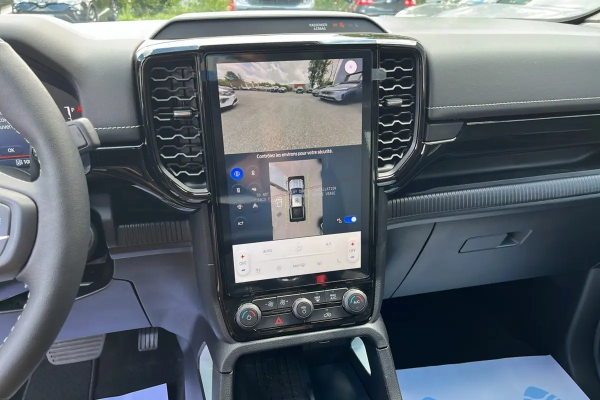 Vue intérieure du tableau de bord du Ford Ranger 2.3 PHEV gris zen, avec écran tactile central affichant la caméra 360°.