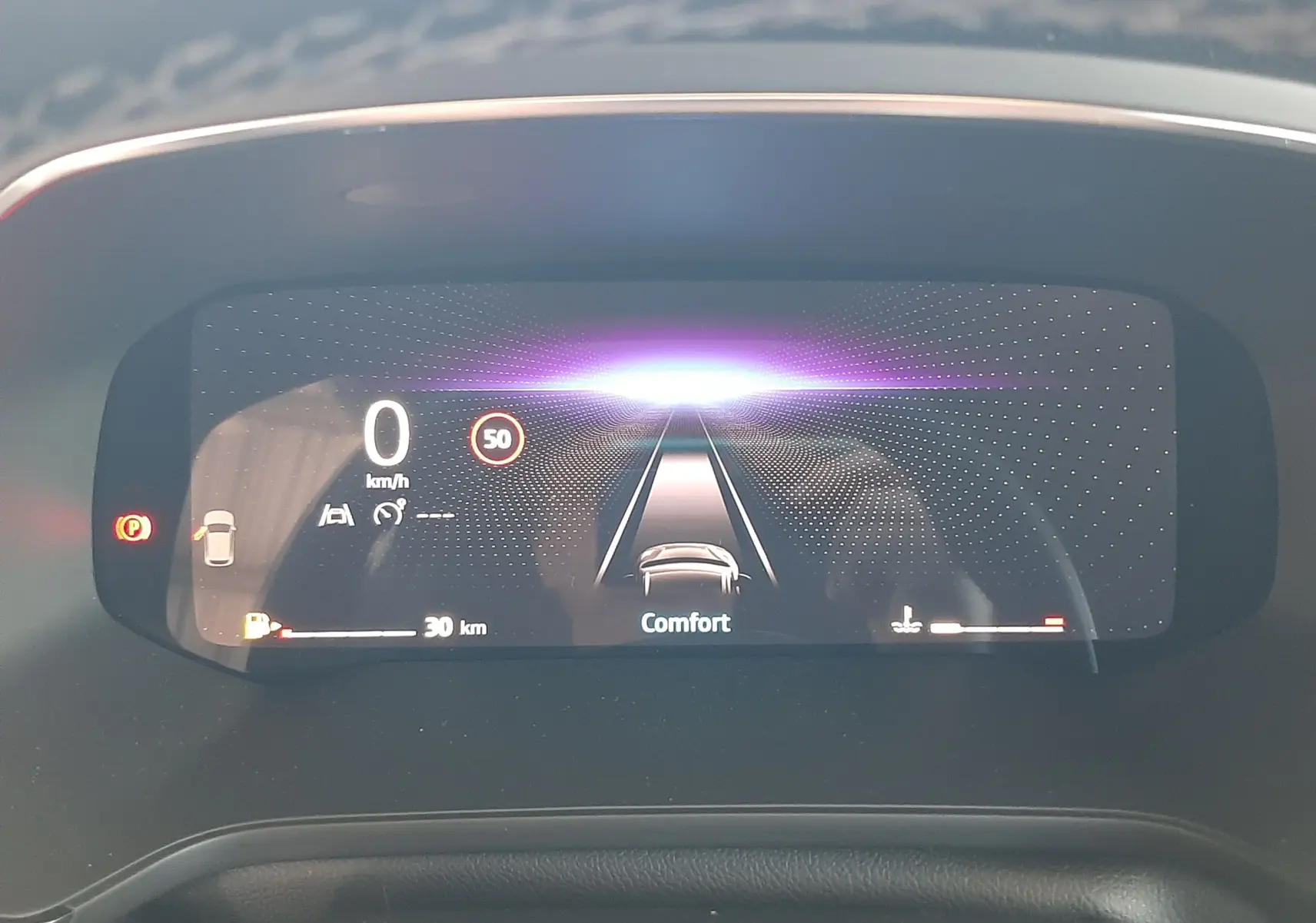 Tableau de bord numérique du Renault Captur II 2025 affichant la vitesse, mode confort et limite à 50 km/h.