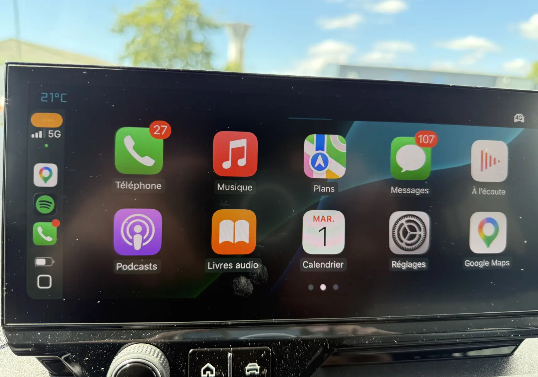 Écran tactile intérieur du Citroën Berlingo 2026 affichant les applications Apple CarPlay avec fond noir et commandes en dessous.