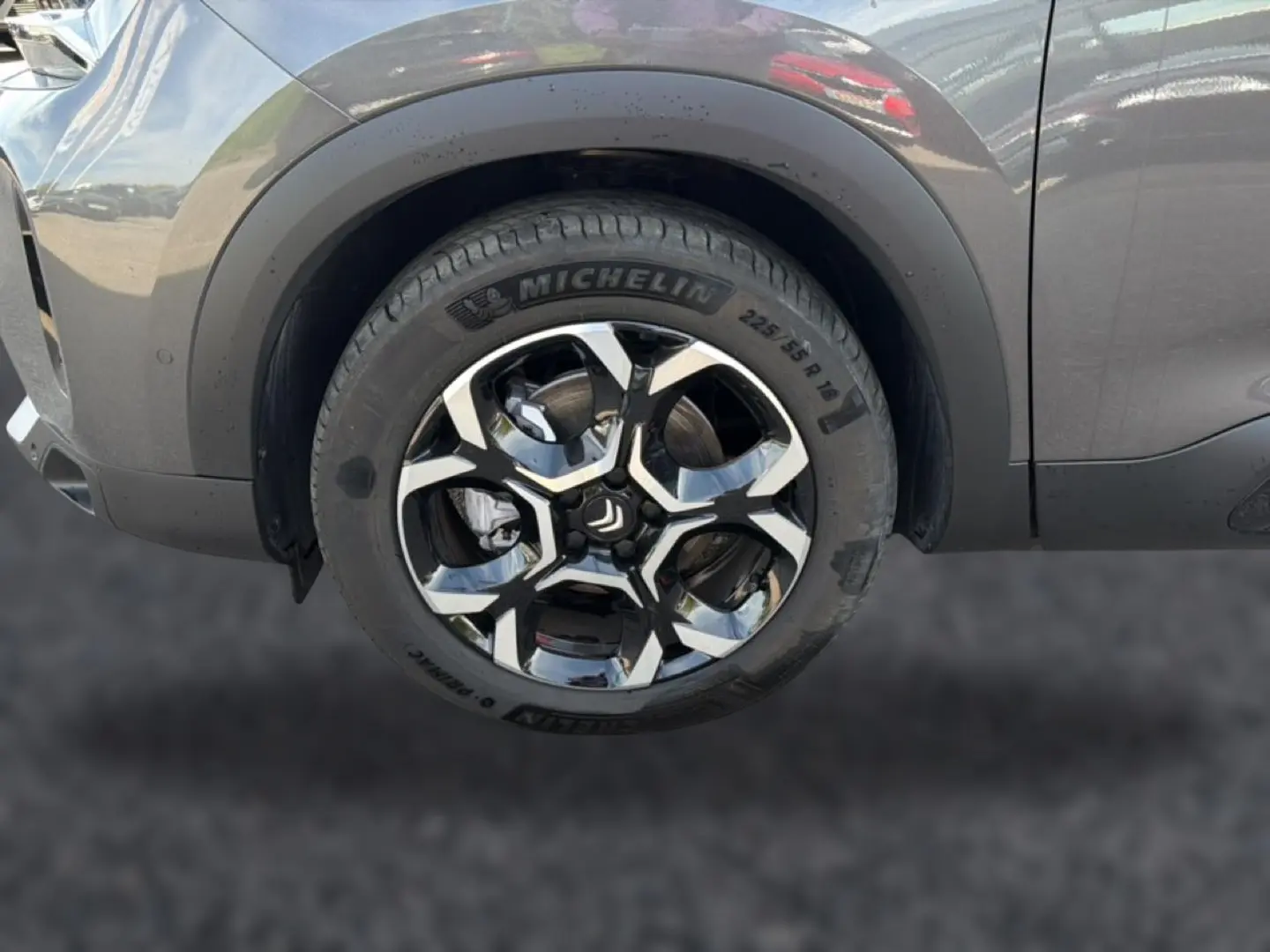 Gros plan sur la roue avant gauche du Citroën C5 Aircross gris 2025 avec jante alliage noire et argentée.