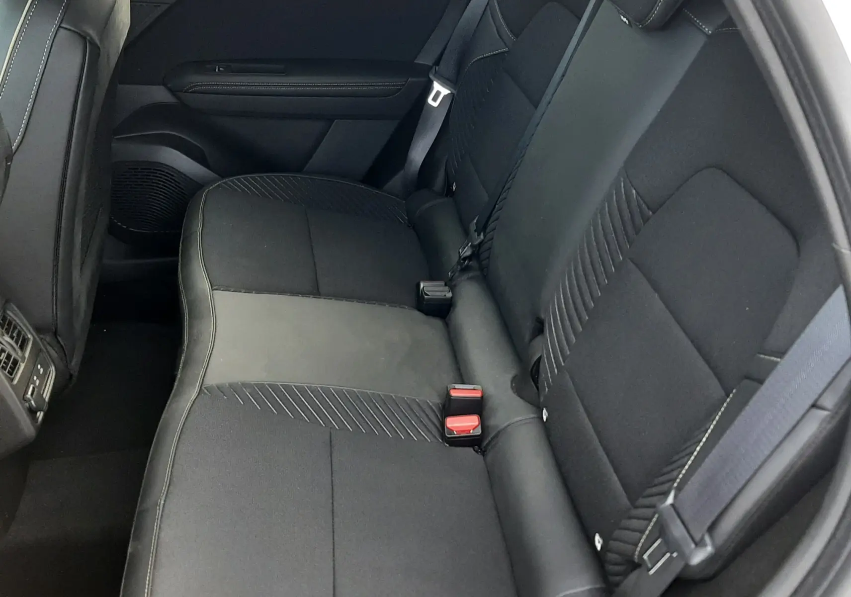 Vue intérieure côté droit des sièges arrière noirs en tissu du Renault Symbioz E-Tech Full Hybrid 145ch Iconic 2025.