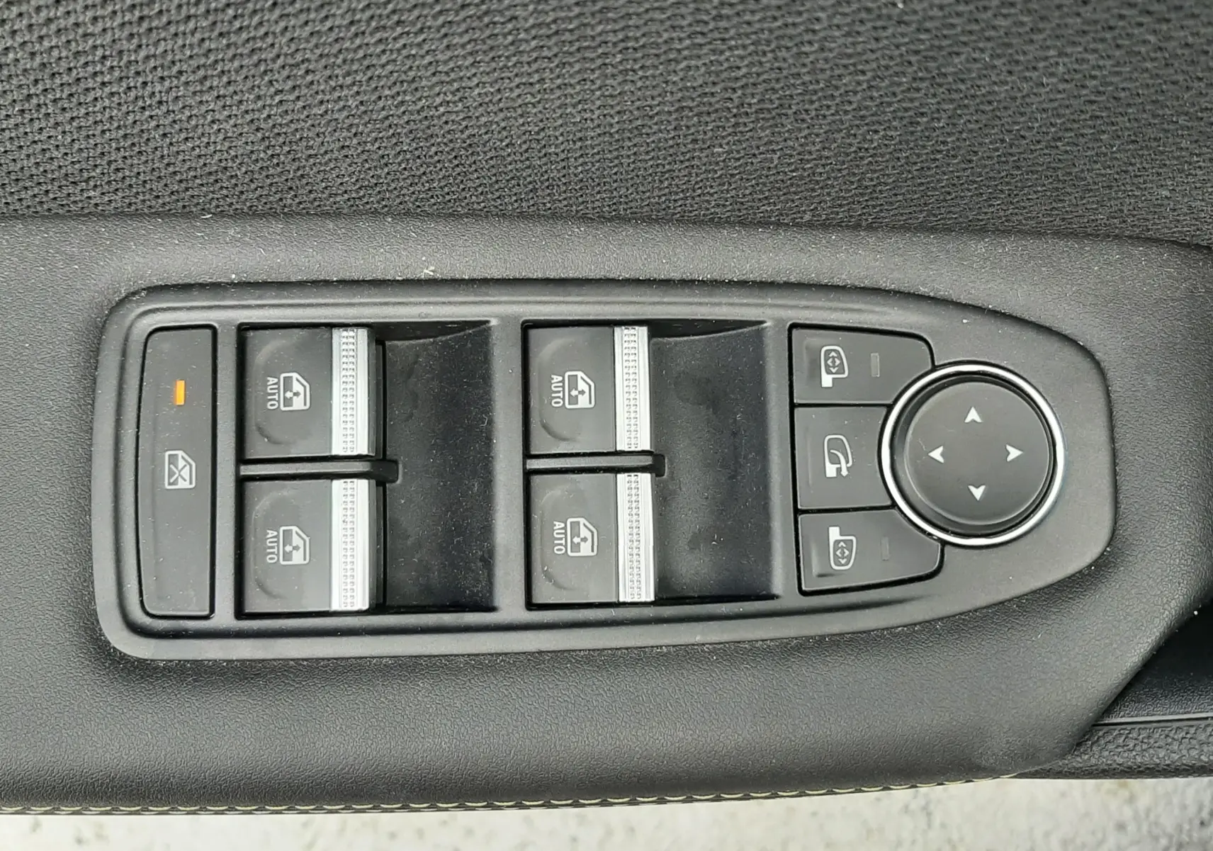 Panneau de commandes des vitres et rétroviseurs côté conducteur du Renault Symbioz blanc nacré, finition Iconic 2025.