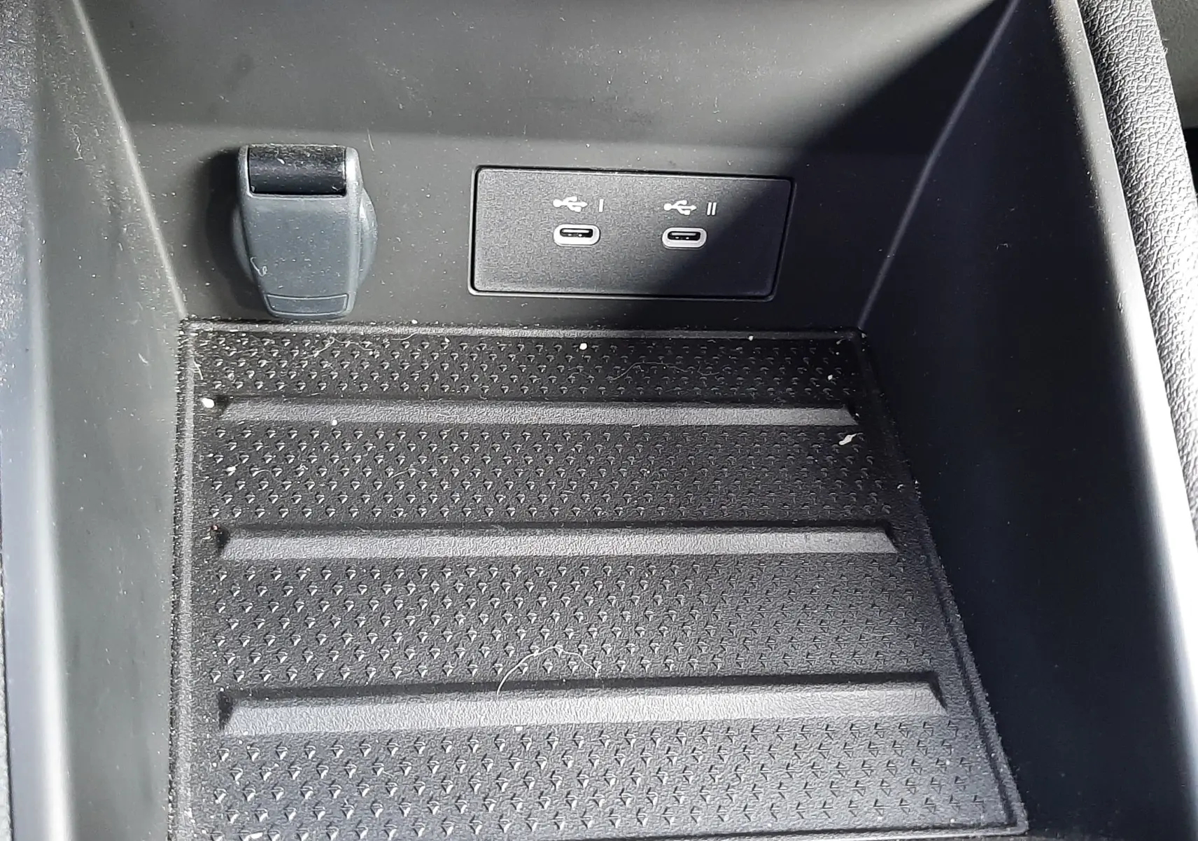 Gros plan sur la console centrale noire du Renault Symbioz 2025, avec deux ports USB-C et une prise 12V visibles.