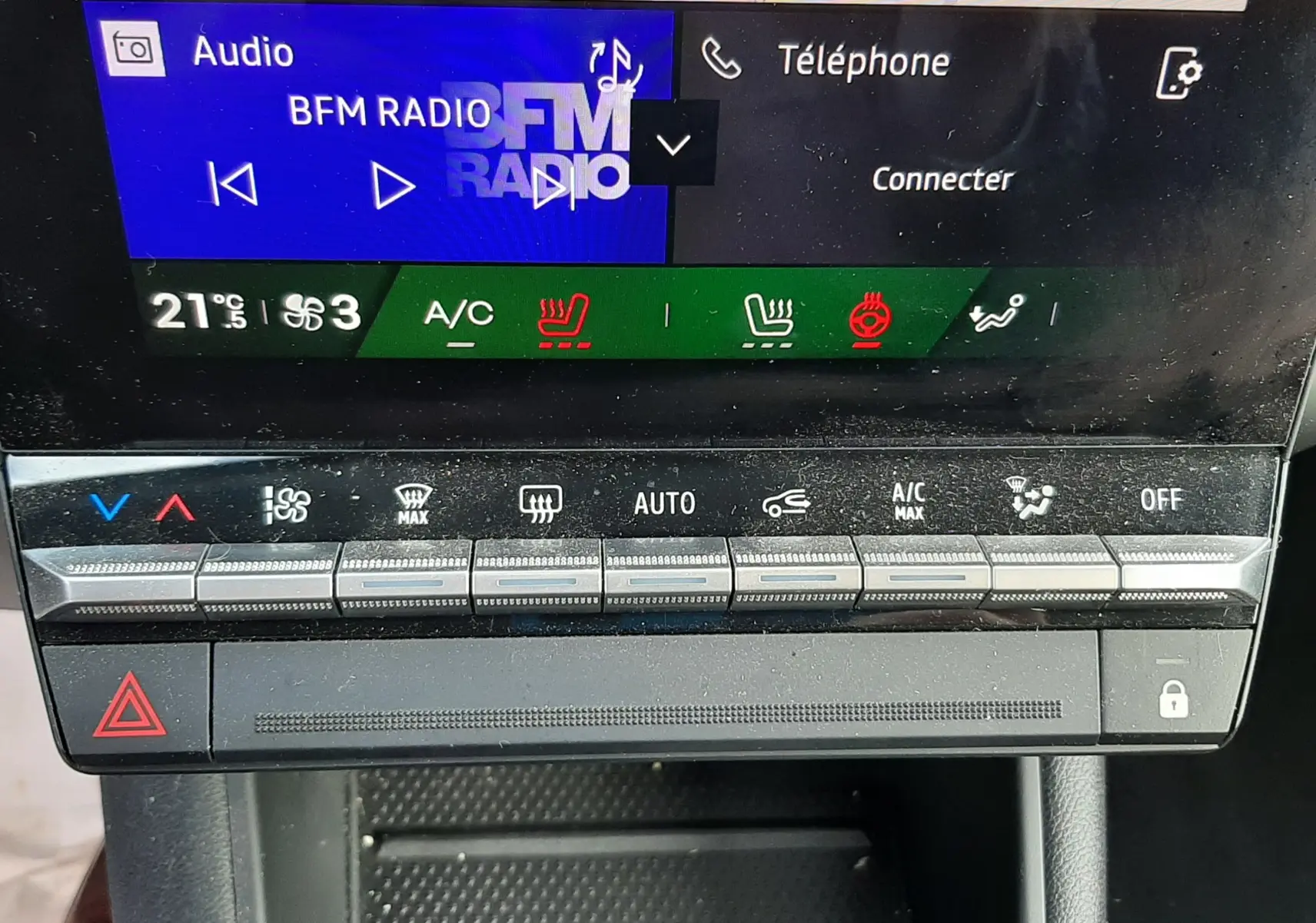 Vue rapprochée de l’écran tactile et des commandes de climatisation du Renault Symbioz blanc nacré, version hybride 2025.