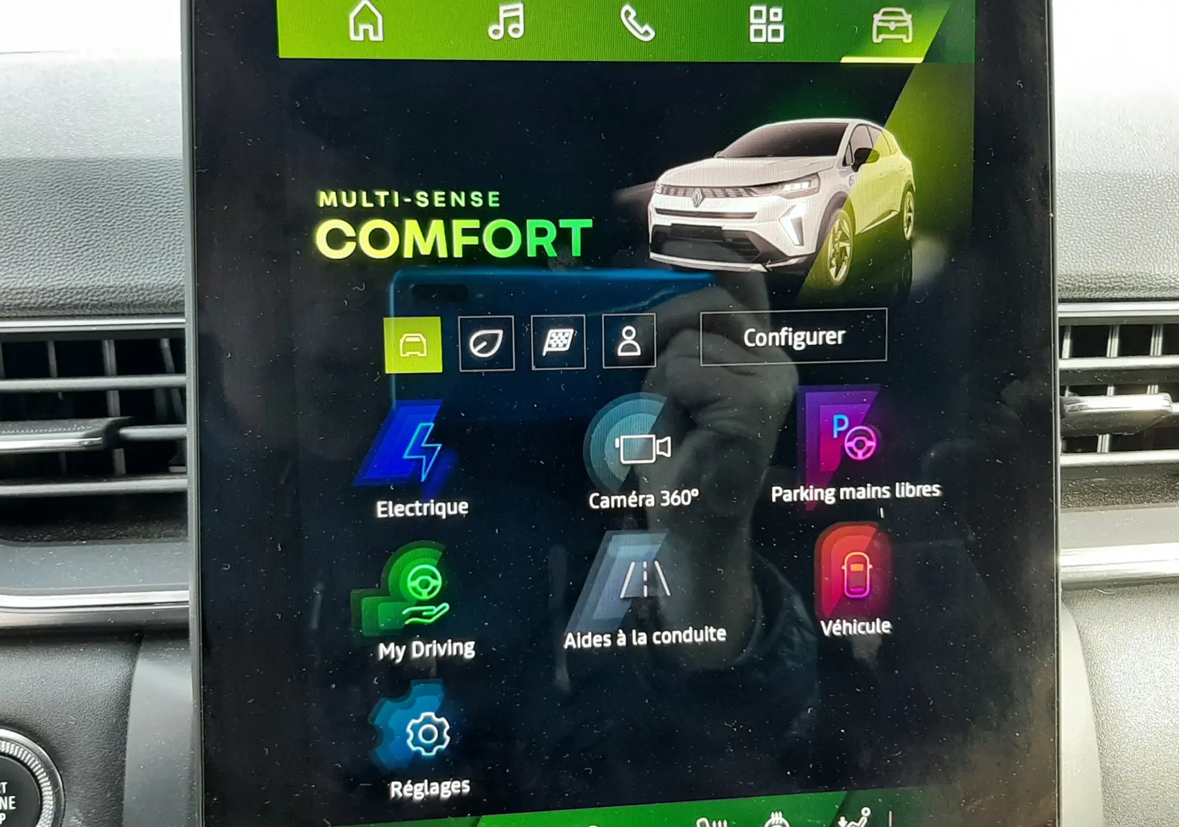 Écran tactile central du Renault Symbioz blanc nacré, affichant le mode confort et les options de conduite.
