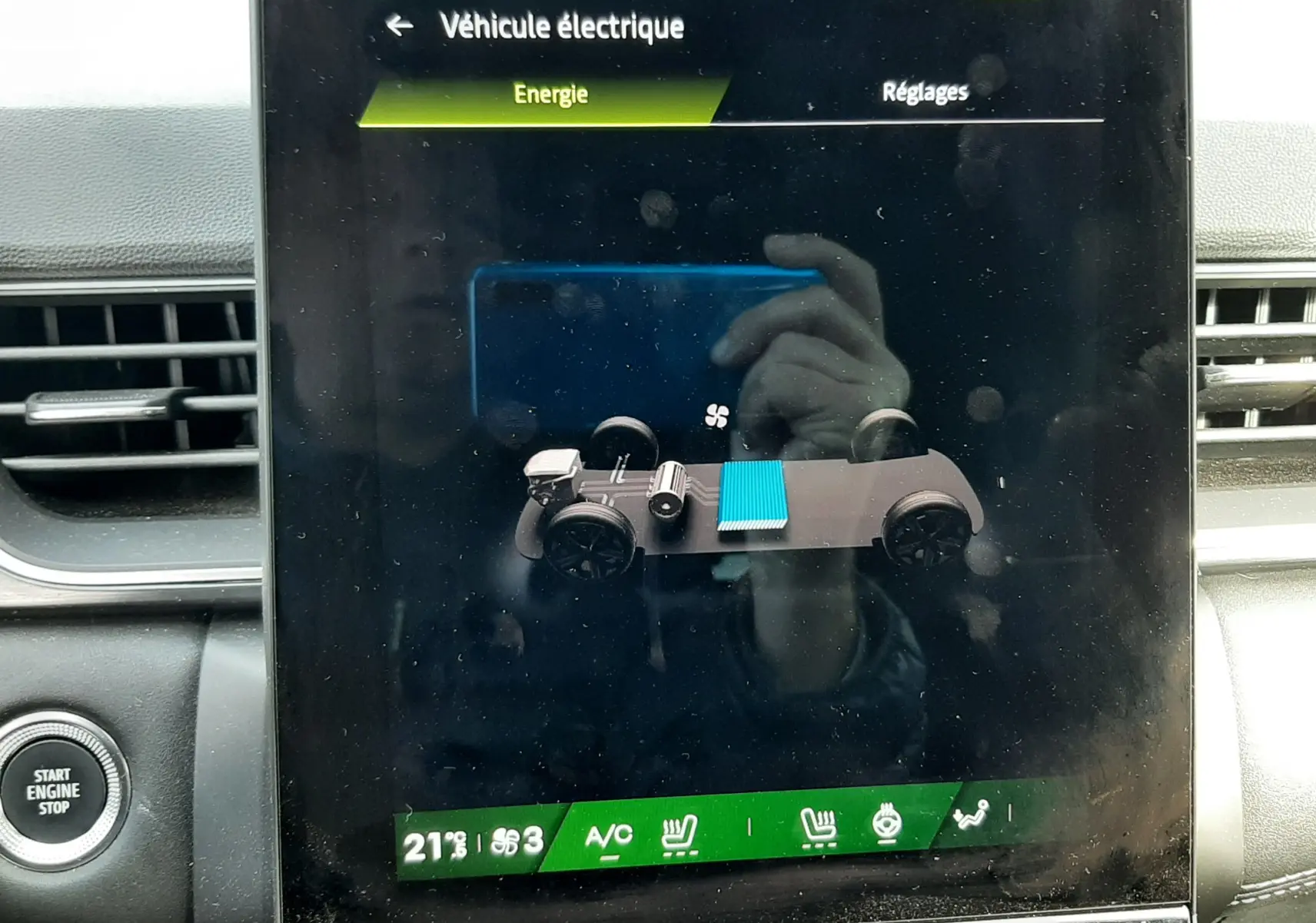 Écran tactile central intérieur montrant l'interface énergie d'un Renault Symbioz blanc nacré, avec commandes climatisation visibles.