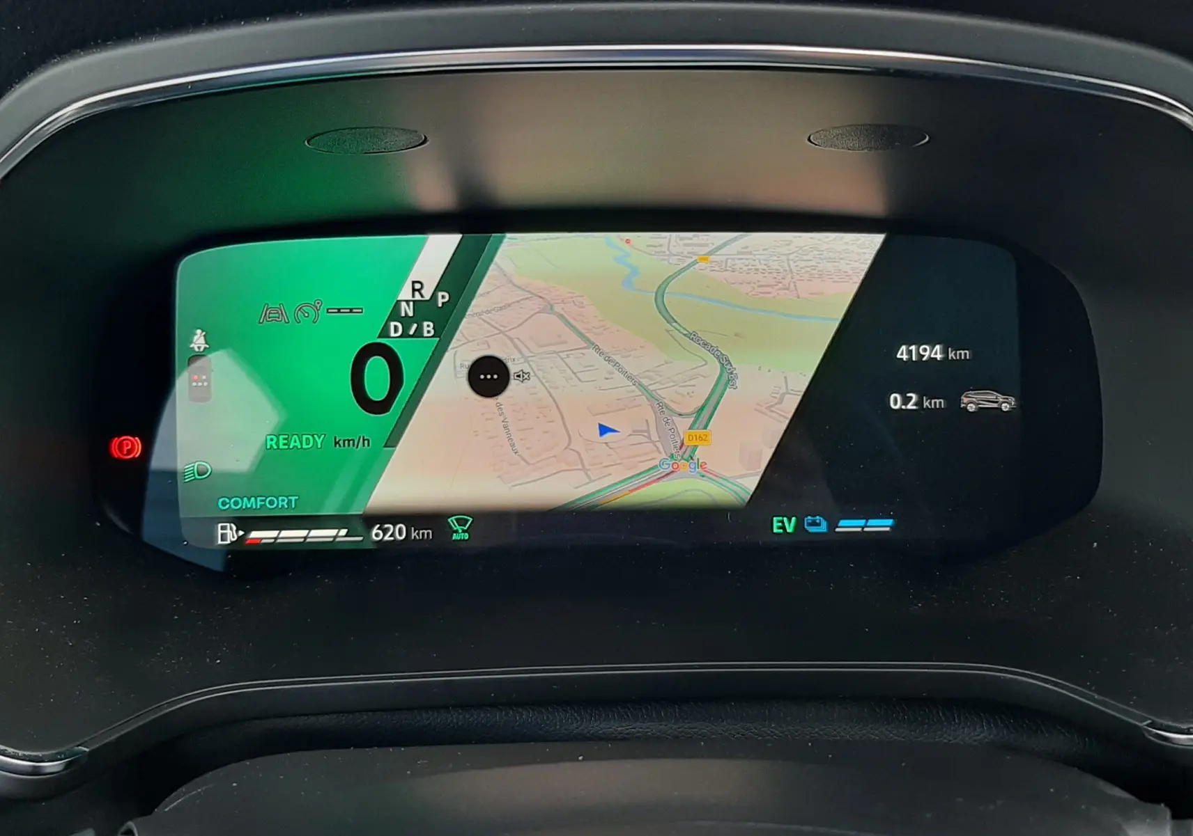 Tableau de bord numérique de Renault Symbioz blanc nacré, affichant la navigation et les informations de conduite.