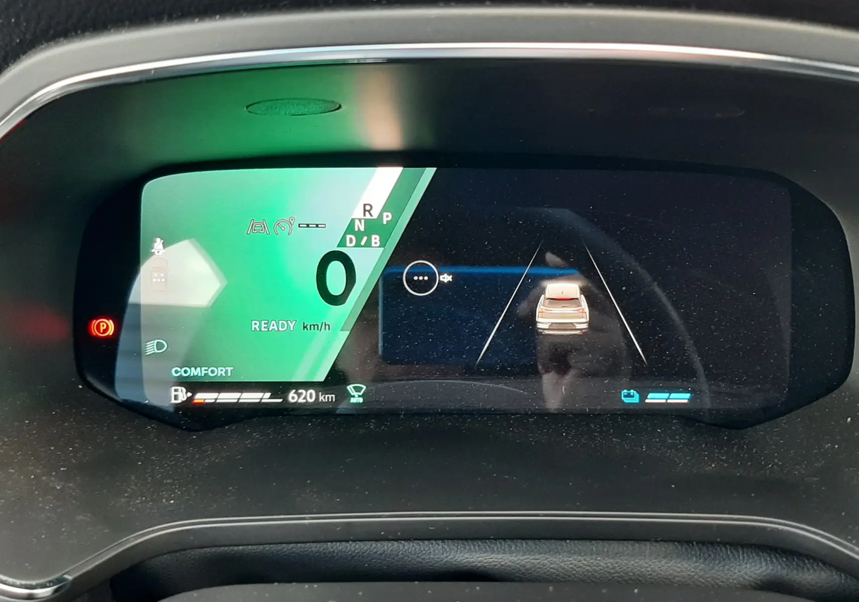 Vue rapprochée du tableau de bord numérique de la Renault Symbioz blanc nacré, affichant la vitesse à zéro et les aides à la conduite.