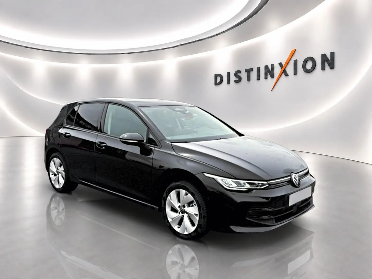 Volkswagen Golf noir vue 3/4 avant droit dans un showroom lumineux avec jantes alu 17 pouces.