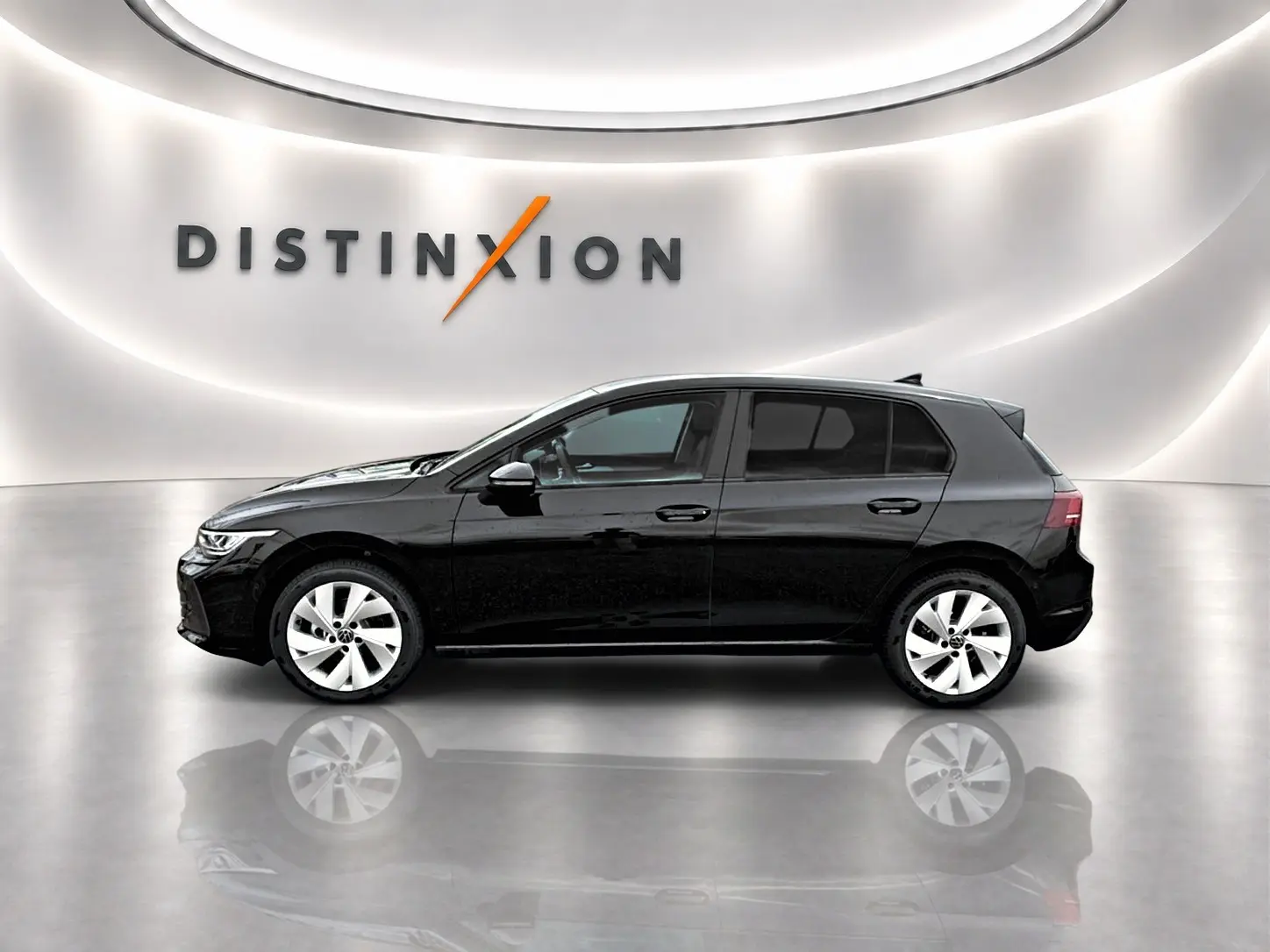 Profil côté gauche d'une Volkswagen Golf noire 2026 dans un showroom avec sol réfléchissant et logo Distinxion en arrière-plan.