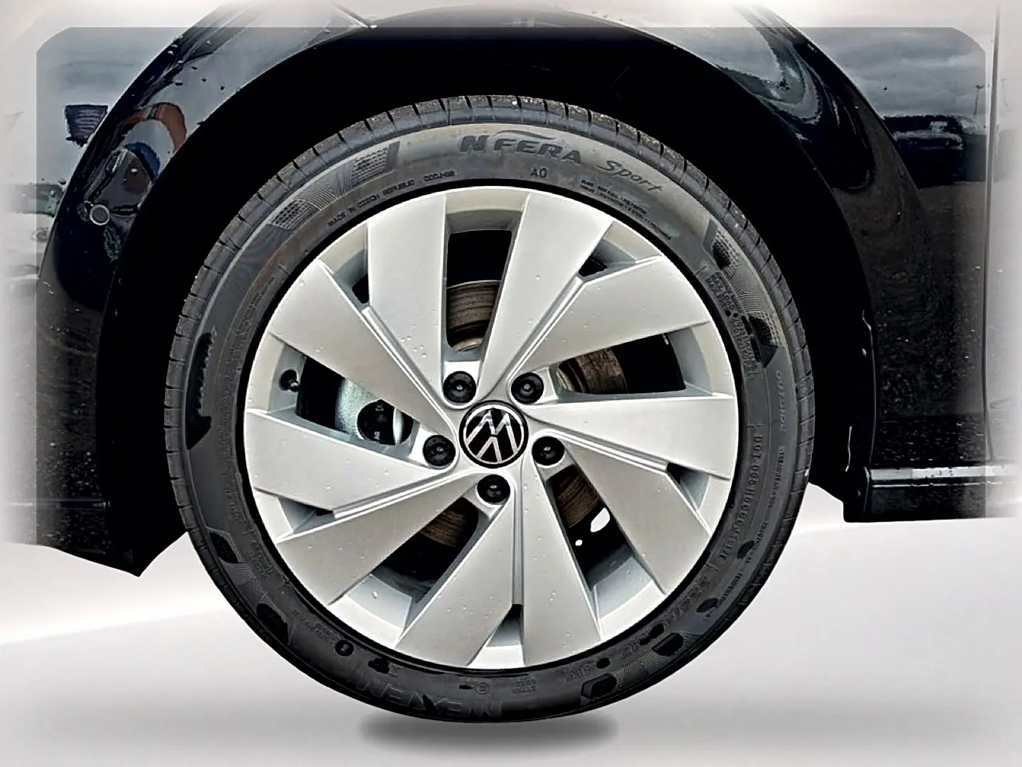 Gros plan sur la roue avant gauche noire d'une Volkswagen Golf 2026 avec jante alu 17 pouces argentée.