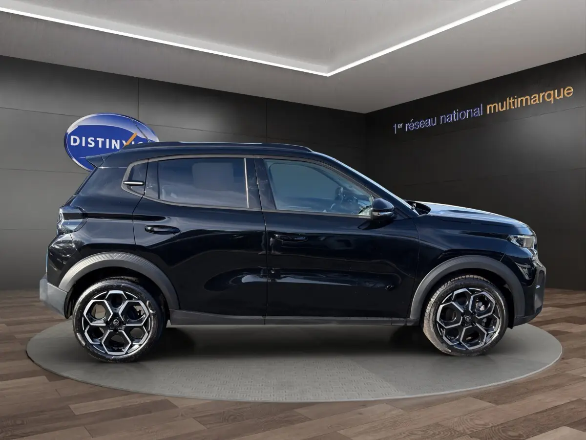 Vue de profil côté gauche d'une Citroën C3 noire 2025 avec jantes au design hexagonal et rétroviseurs ton caisse.