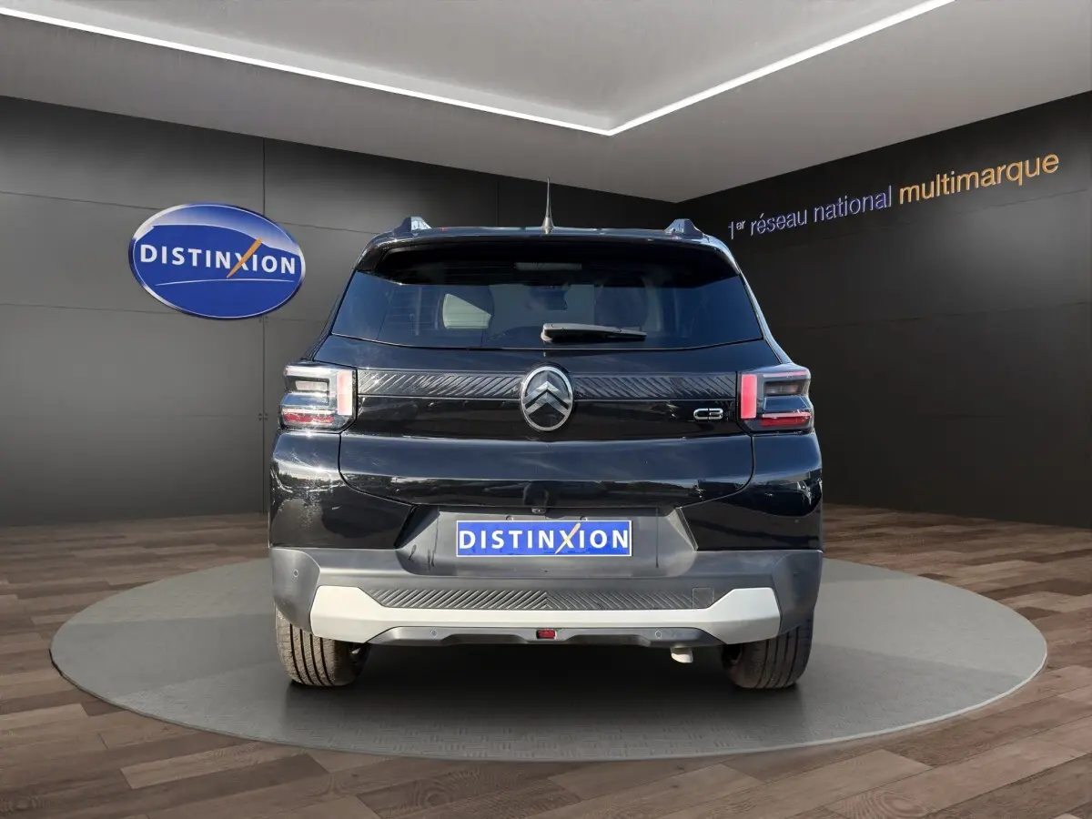 Vue arrière d'une Citroën C3 noire 2025 avec feux LED et logo distinctif au centre du hayon.