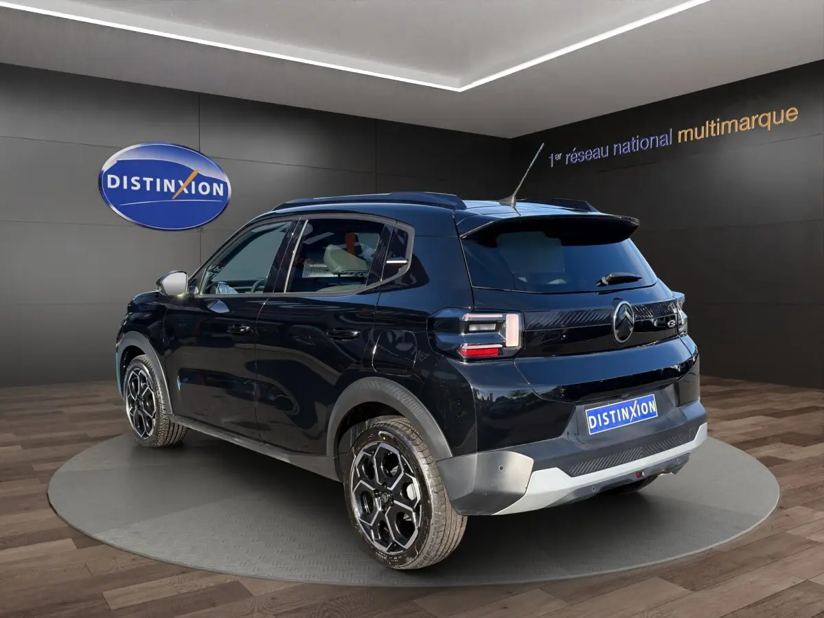 Citroën C3 Turbo 100 BVM6 noir vue 3/4 arrière droit, avec jantes noires et toit noir brillant en showroom.