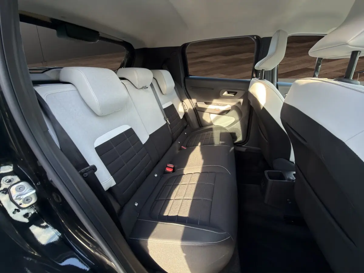 Vue intérieure côté gauche de la banquette arrière bicolore noire et grise du Citroën C3 Turbo 100 BVM6 MAX 2025.