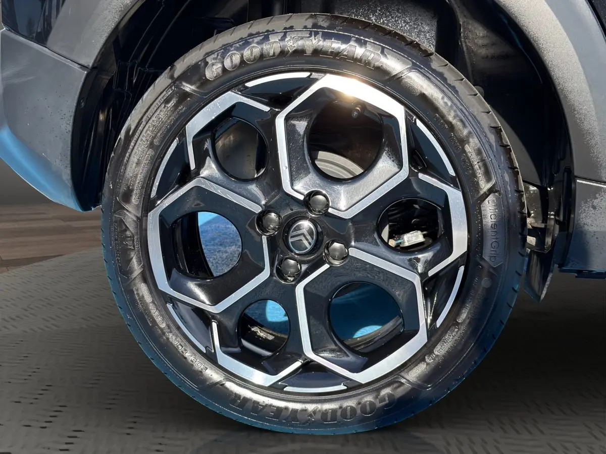 Gros plan sur la jante noire et argentée de la Citroën C3 Turbo 100 BVM6 MAX, avec pneu Goodyear visible.