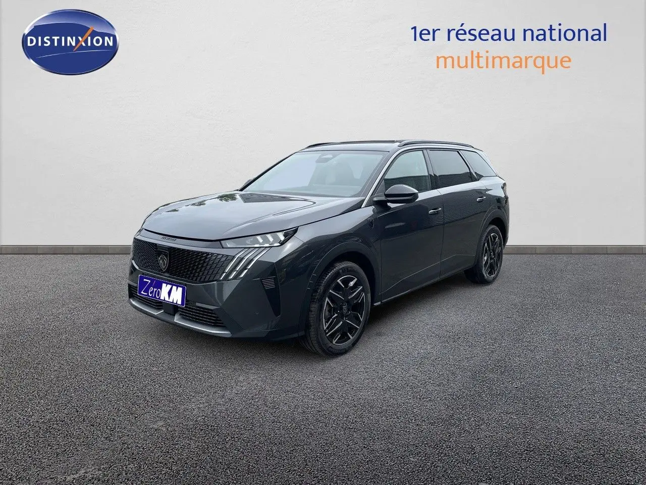 Peugeot 5008 Hybrid 136ch GT gris titane avec toit noir, vue 3/4 avant droit sur fond neutre.