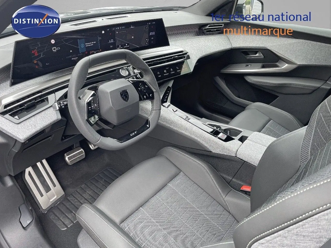 Intérieur avant droit du Peugeot 5008 Hybrid 136ch GT 2025, sièges gris tissu et cuir noir, tableau de bord numérique moderne.
