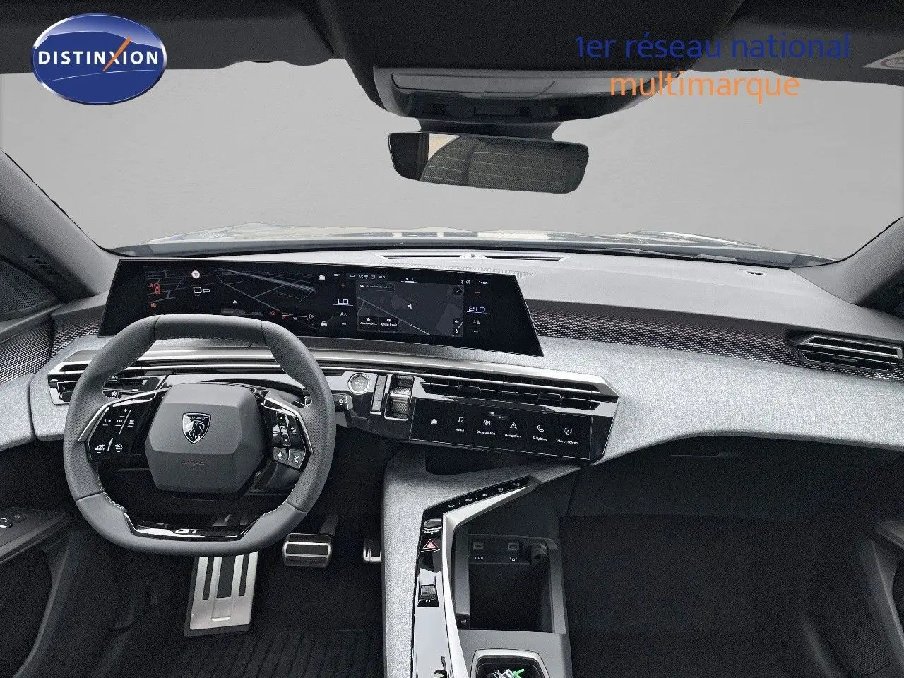 Vue intérieure du tableau de bord du Peugeot 5008 Hybrid gris titane, avec volant compact et écran tactile panoramique.
