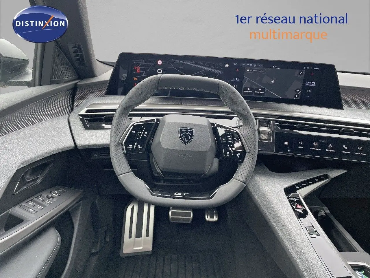 Vue intérieure centrée sur le volant GT et le tableau de bord numérique du Peugeot 5008 gris titane toit noir 2025.