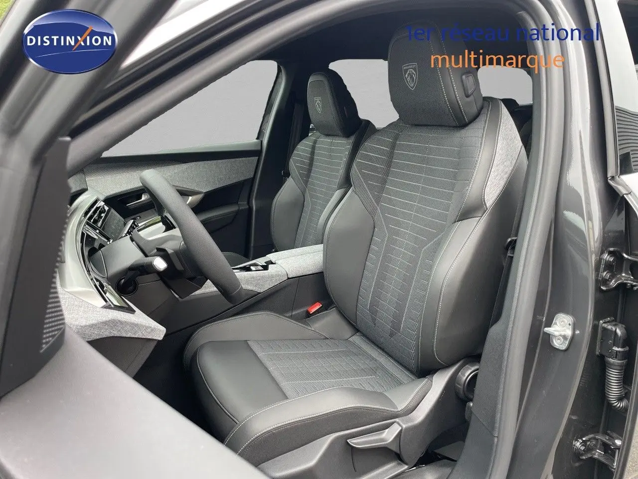 Vue intérieure côté conducteur du Peugeot 5008 Hybrid 136ch GT 2025 avec sièges gris et noir en cuir et tissu.