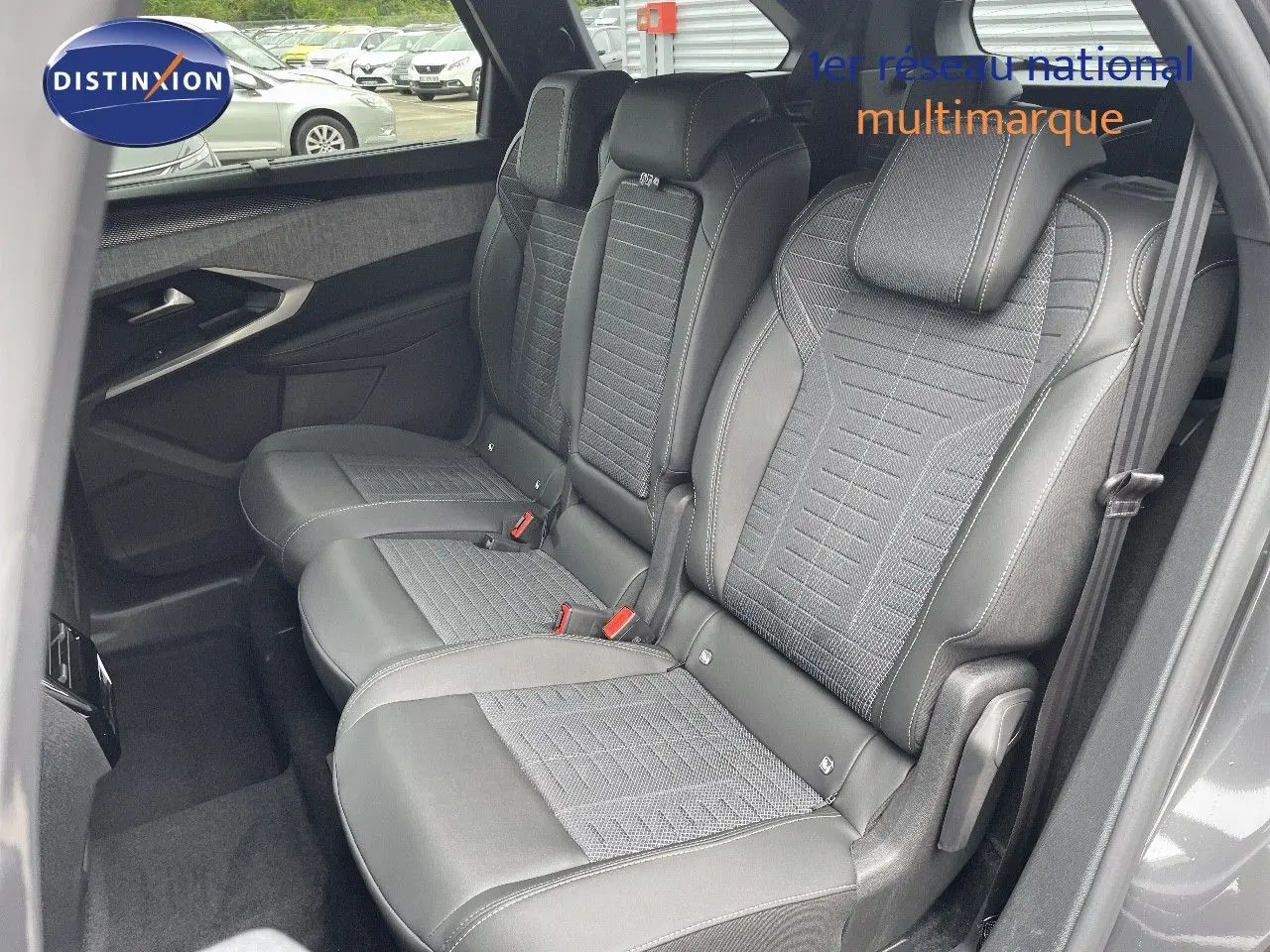 Vue latérale droite des sièges arrière en cuir noir et tissu gris du Peugeot 5008 Hybrid 2025 gris titane toit noir.