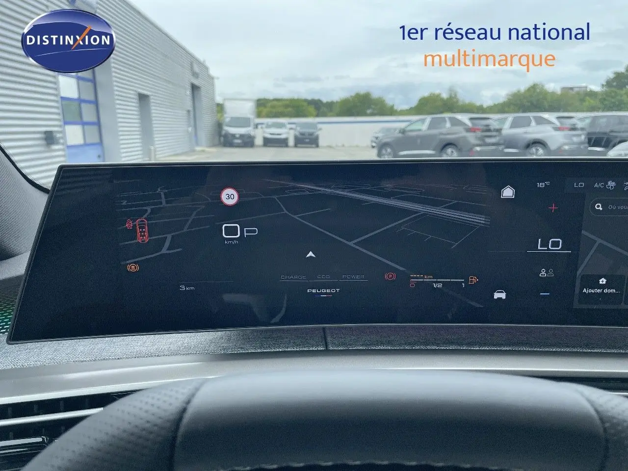 Tableau de bord numérique du Peugeot 5008 Hybrid 2025, affichage de navigation et informations de conduite.