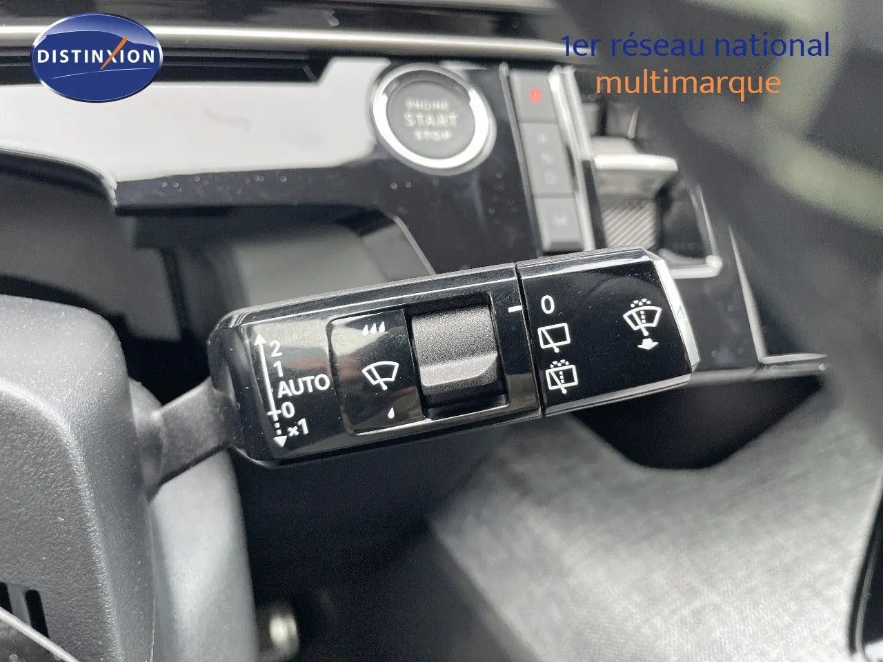 Gros plan sur la commande d’essuie-glace dans l’habitacle du Peugeot 5008 gris titane avec toit noir, année 2025.