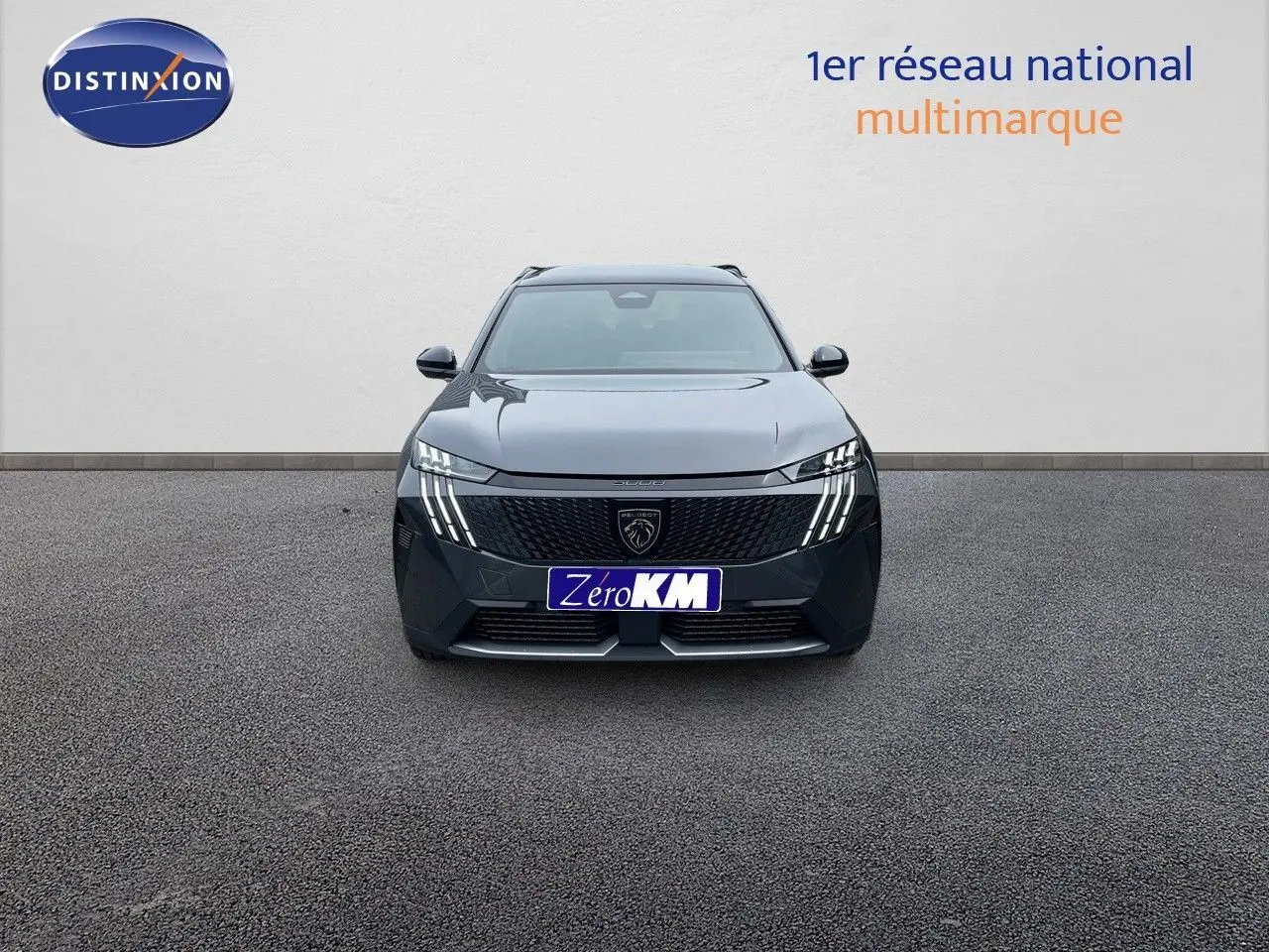 Vue frontale du Peugeot 5008 Hybrid 136ch GT gris titane avec toit noir, mettant en valeur sa calandre et ses phares LED distinctifs.