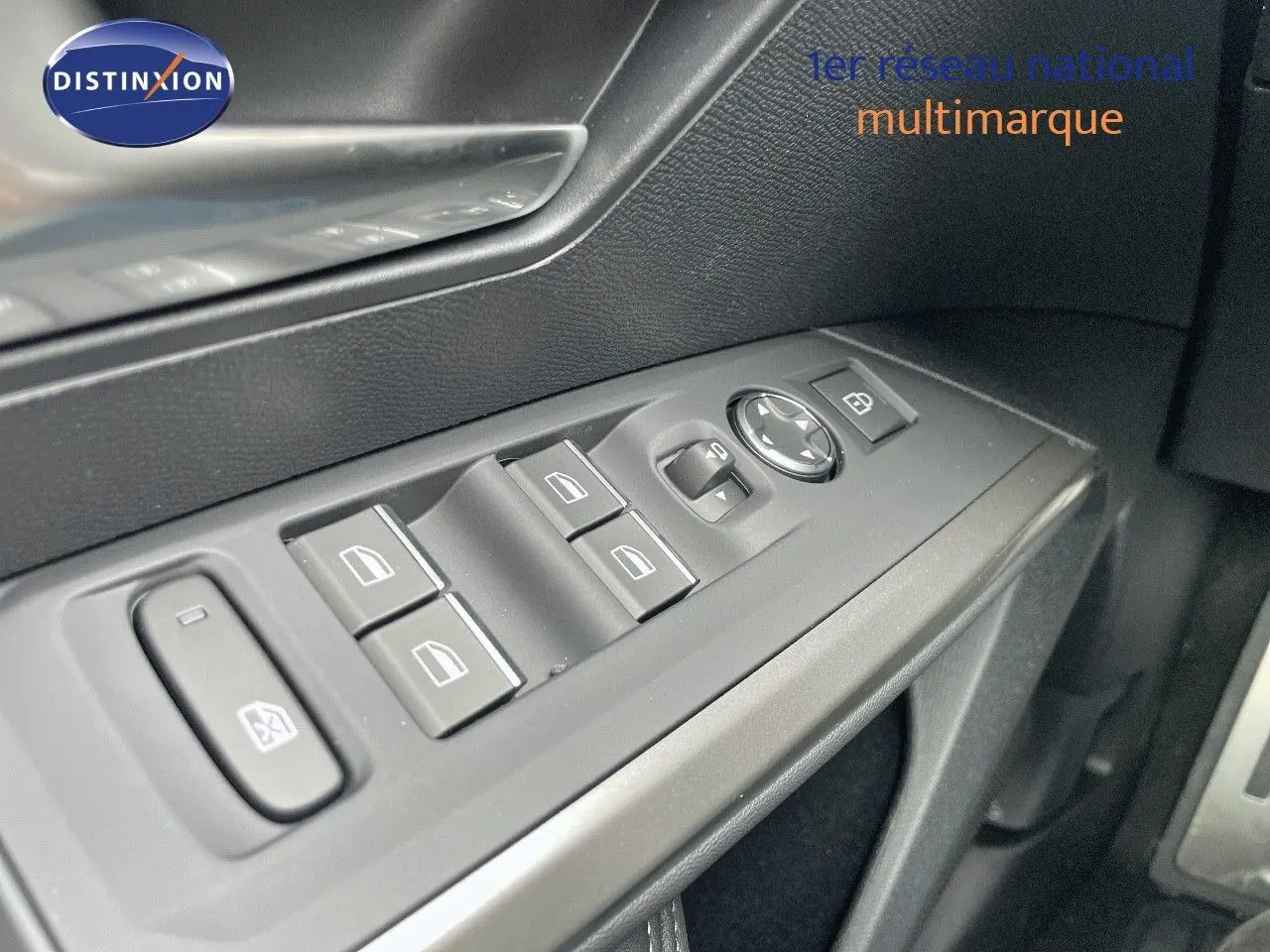 Commandes des vitres et rétroviseurs côté gauche dans l'habitacle du Peugeot 5008 Hybrid gris titane avec toit noir.