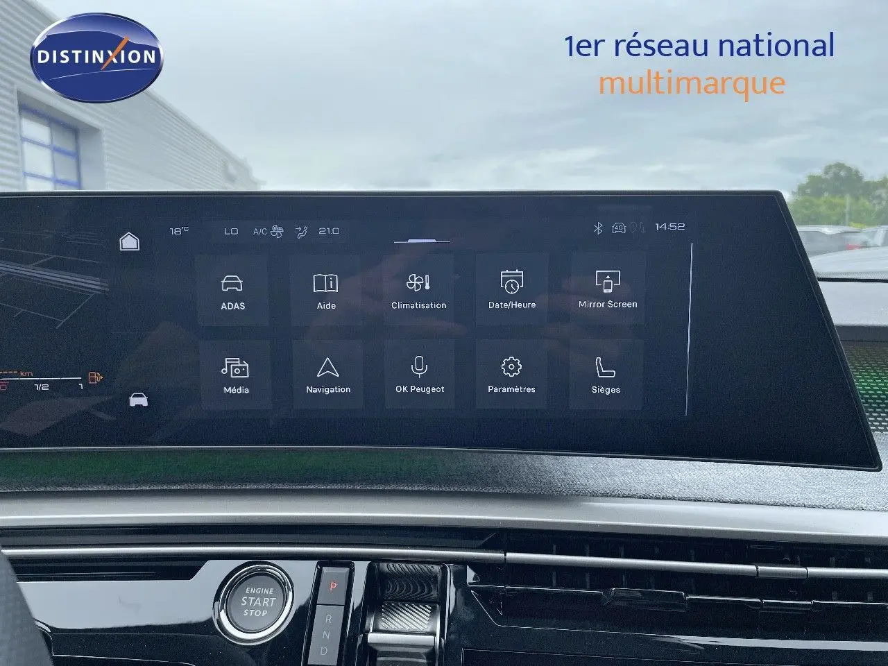 Écran tactile central affichant les options de climatisation et navigation dans un Peugeot 5008 gris titane toit noir.