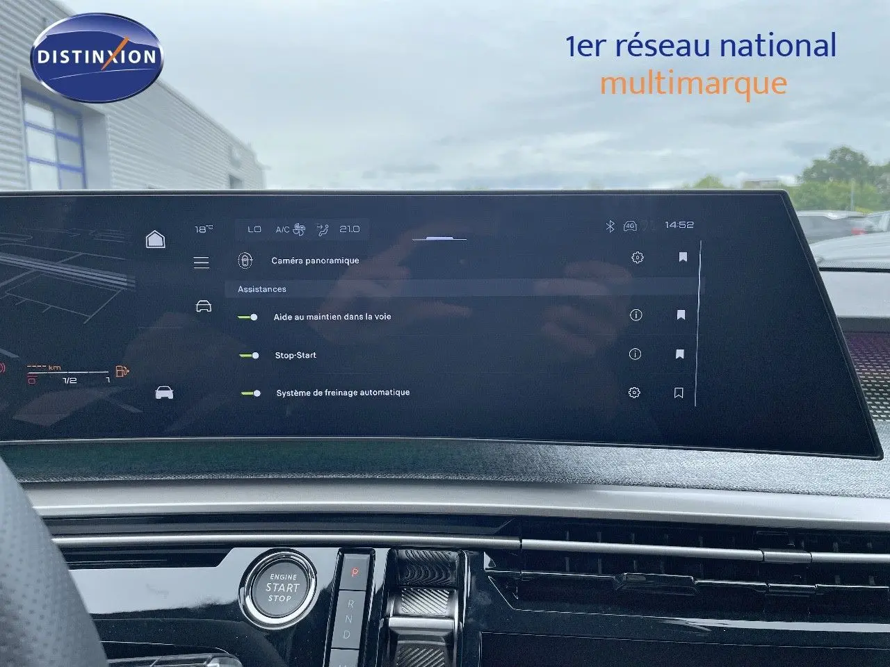 Écran tactile central affichant les aides à la conduite du Peugeot 5008 Hybrid gris titane, vue intérieure avant.