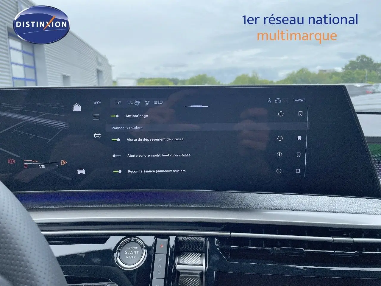 Tableau de bord du Peugeot 5008 Hybrid 136ch GT 2025 avec écran tactile et bouton start/stop, intérieur moderne noir.