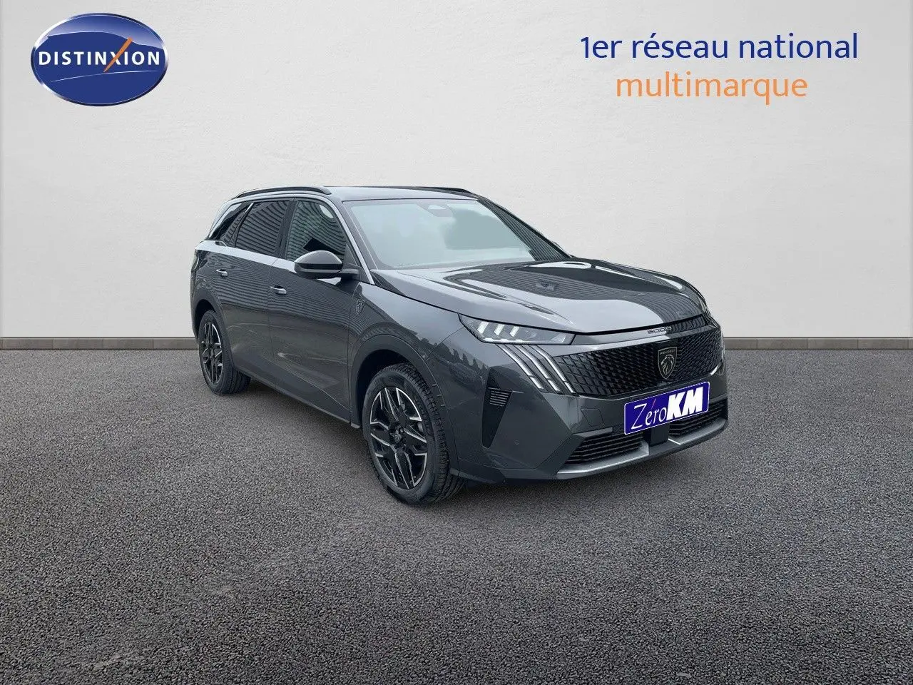 Peugeot 5008 Hybrid gris titane avec toit noir, vue 3/4 avant droit mettant en valeur sa calandre distinctive.