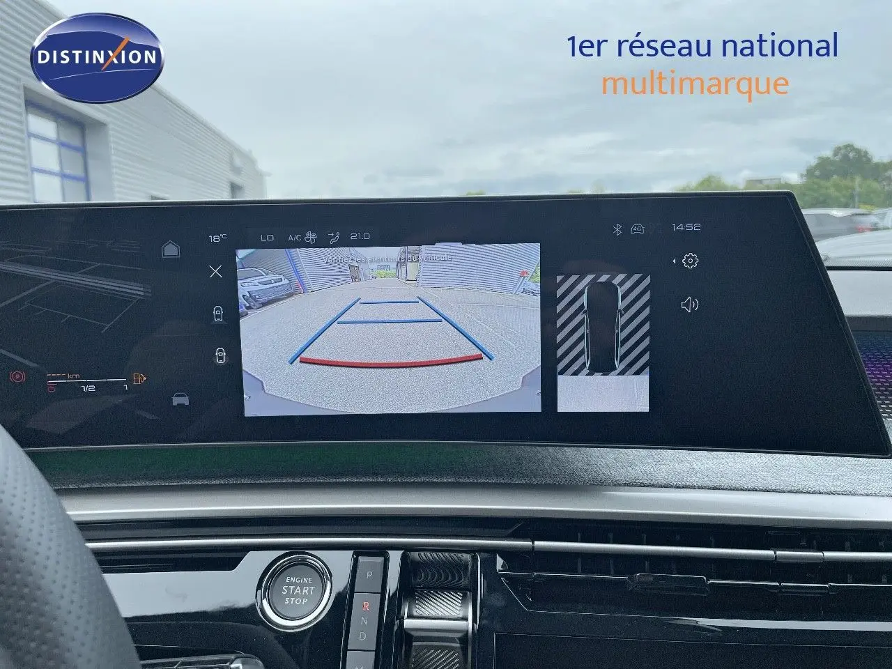 Vue intérieure du tableau de bord du Peugeot 5008 Hybrid 136ch GT 2025, écran affichant la caméra de recul et commandes modernes.