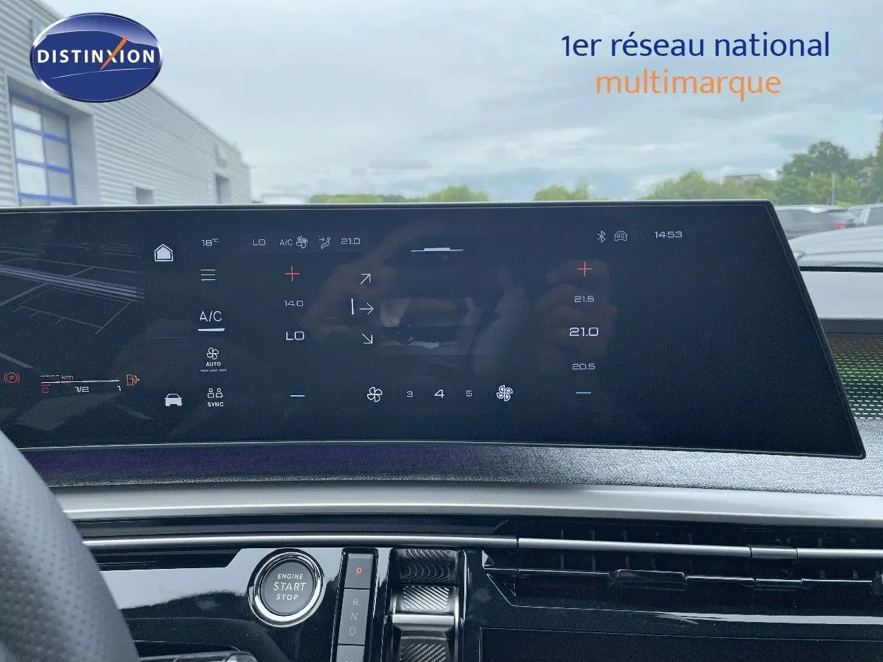 Tableau de bord numérique et console centrale du Peugeot 5008 Hybrid 136ch GT, vue intérieure frontale.