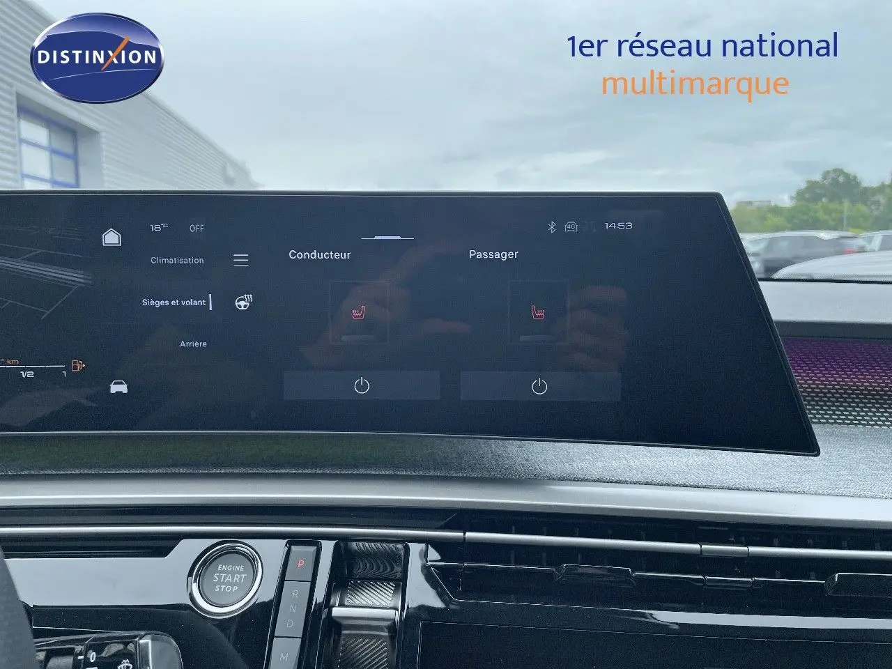 Écran tactile central du tableau de bord du Peugeot 5008 Hybrid gris titane, vue intérieure avant.