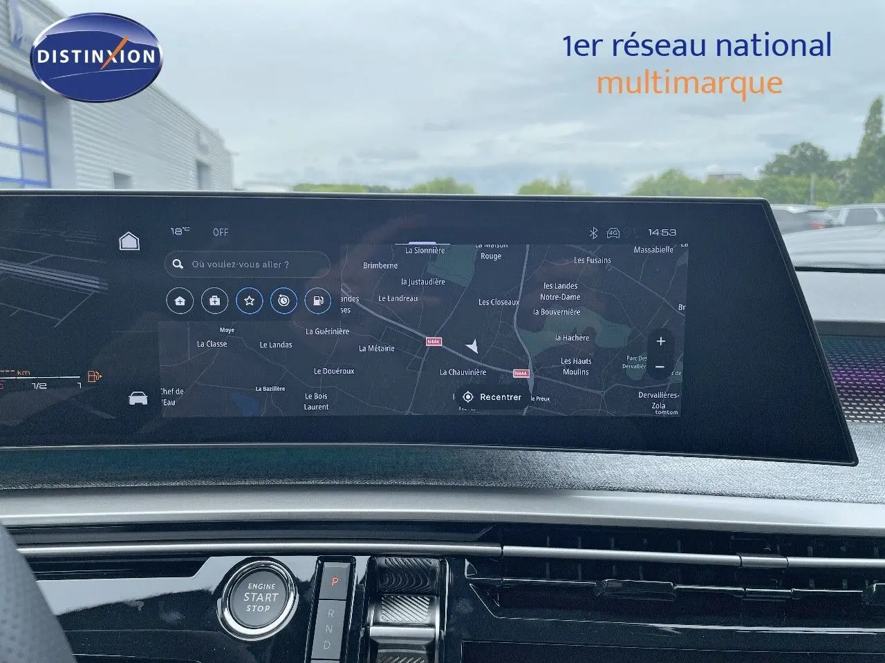 Vue intérieure du tableau de bord du Peugeot 5008 Hybrid 136ch GT 2025 avec écran tactile de navigation et bouton start/stop.