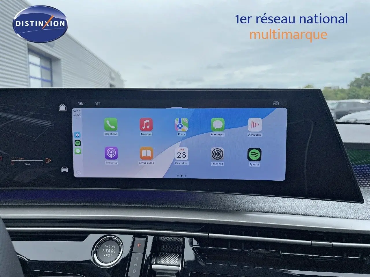 Écran tactile central affichant les applications connectées dans l'habitacle du Peugeot 5008 Hybrid gris titane.