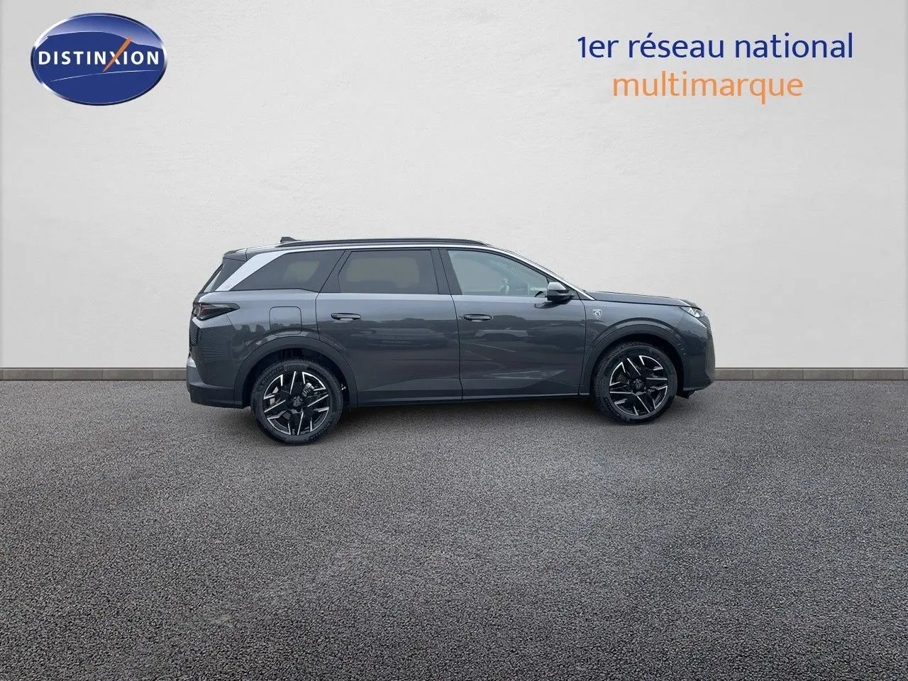 Peugeot 5008 HYBRID gris titane avec toit noir, vue profil côté gauche sur fond neutre.
