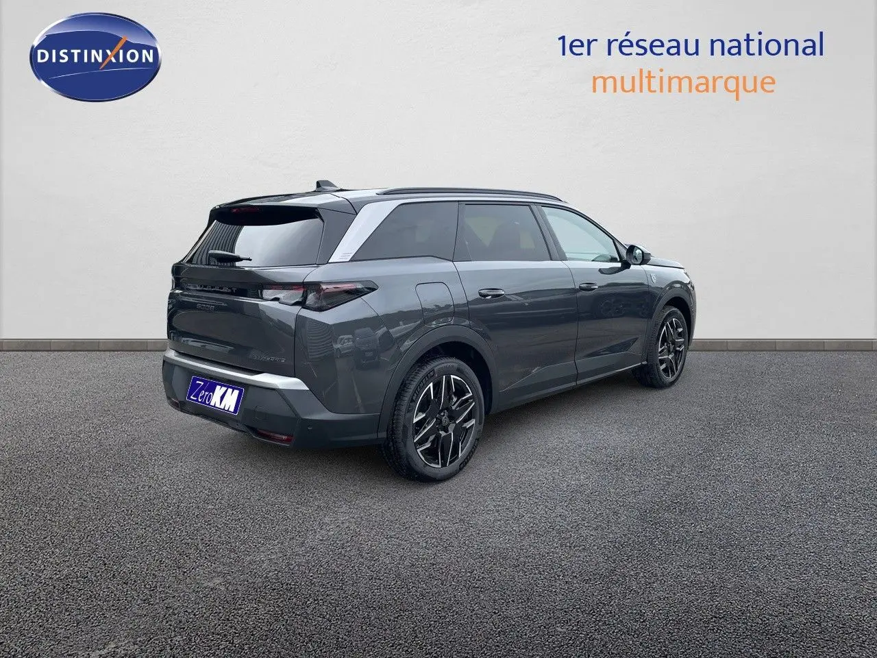 Peugeot 5008 Hybrid gris titane avec toit noir, vue 3/4 arrière droit mettant en valeur ses jantes noires biton.