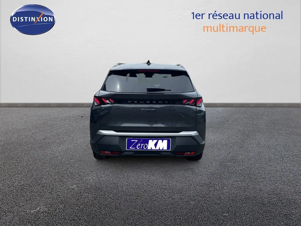 Vue arrière d'un Peugeot 5008 gris titane avec toit noir, affichant ses feux arrière distinctifs et son badge hybride.