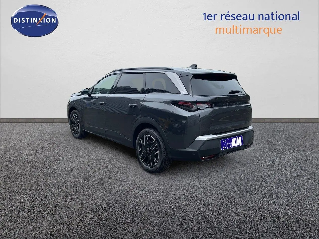 Peugeot 5008 Hybrid gris titane avec toit noir, vue 3/4 arrière côté gauche, jantes noires distinctives.