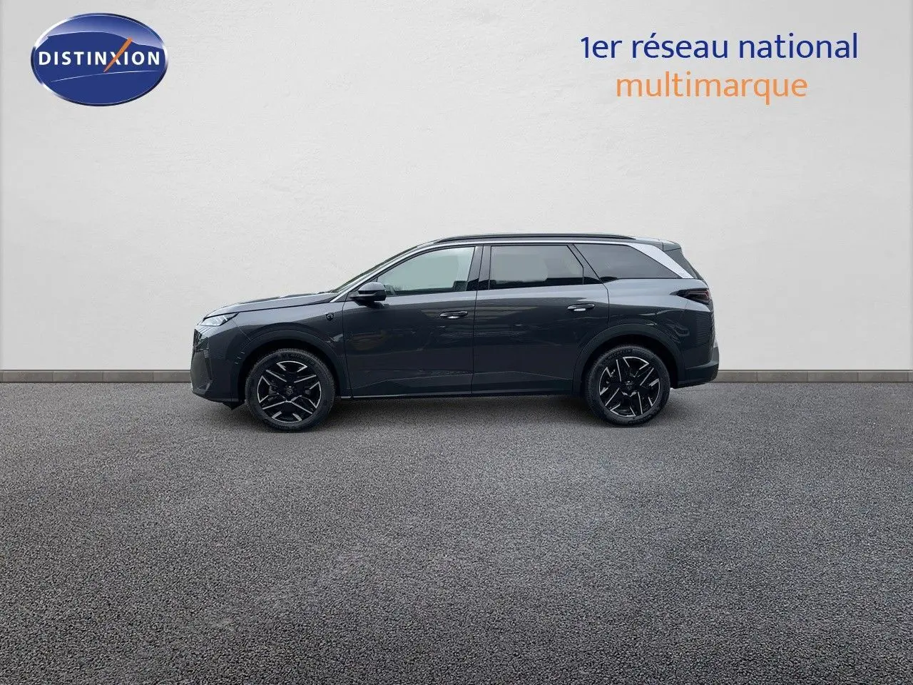 Peugeot 5008 hybride gris titane avec toit noir, vue profil côté gauche sur fond neutre.