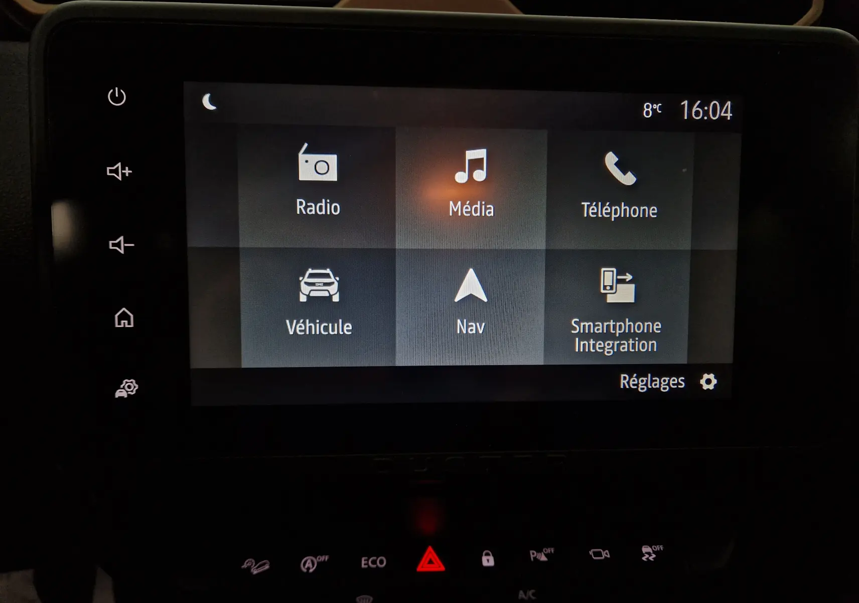 Écran tactile central du tableau de bord du Dacia Duster 2024 affichant les menus Radio, Média, Téléphone, Véhicule, Navigation et Smartphone Integration.