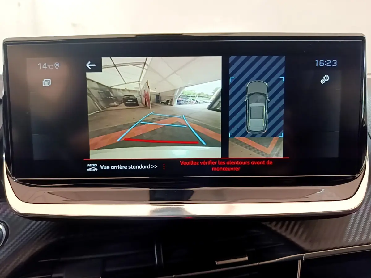 Écran tactile de la Peugeot 2008 gris clair affichant la caméra de recul et l'aide au stationnement arrière.