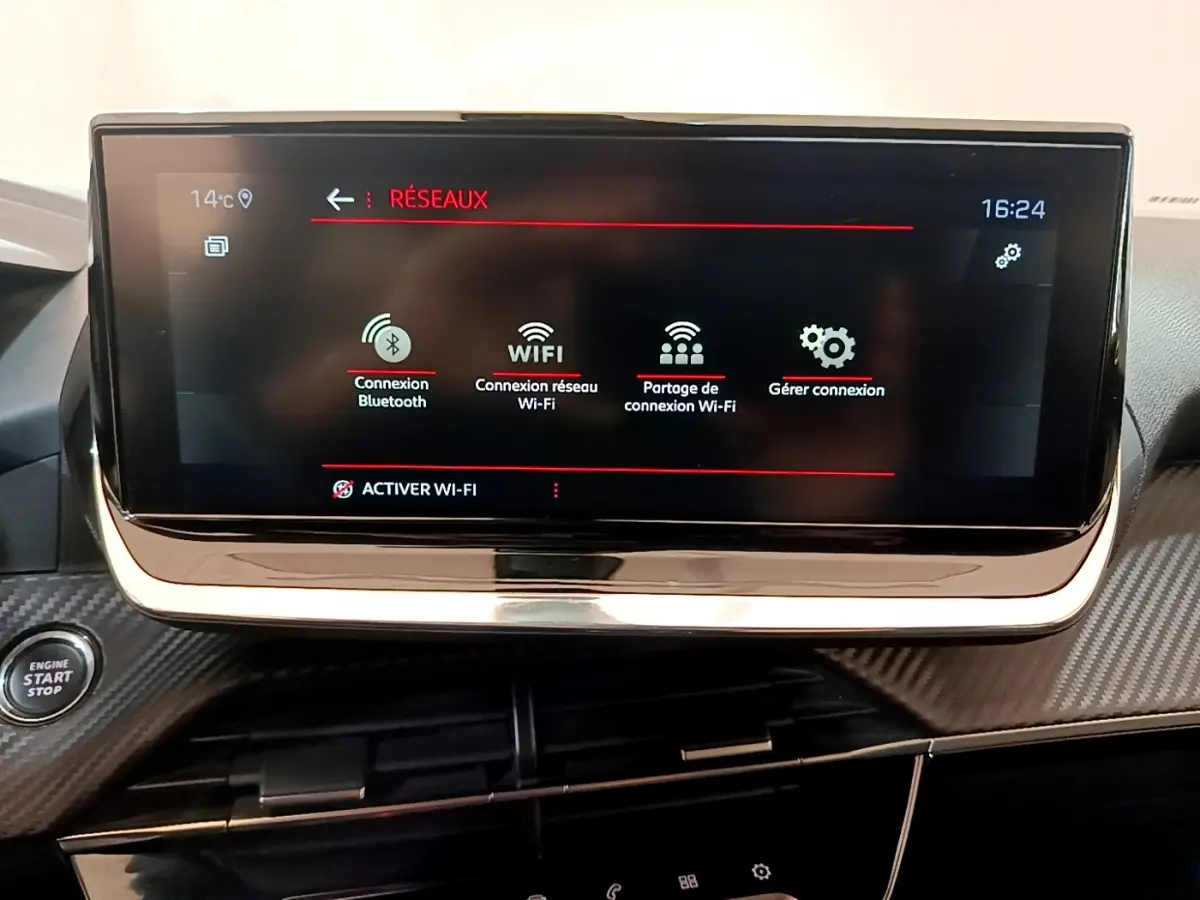 Écran tactile central de la Peugeot 2008 gris clair affichant les options de connexion réseau dans l'habitacle.