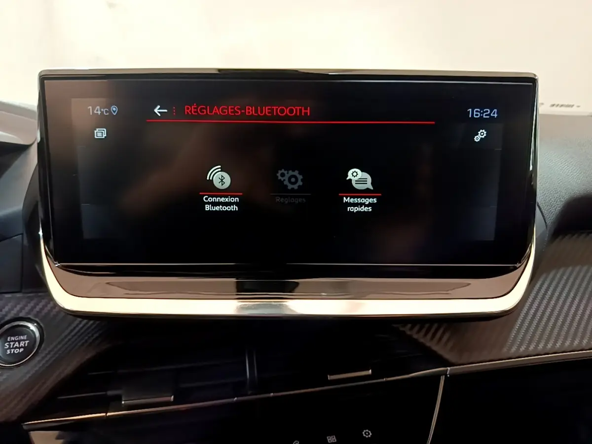Écran tactile central affichant les réglages Bluetooth dans l'habitacle d'une Peugeot 2008 gris clair de 2021.